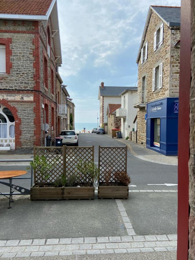 A Deux Pas De La De *